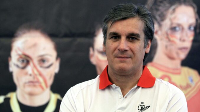 Fotografía de archivo del seleccionador nacional absoluto de balonmano de España, categoría femenina, Jorge Dueñas, durante su presentación, el 7 de mayo de 2013, en Madrid (España). EFE/ Zipi
