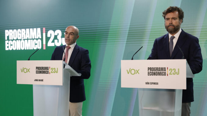 El vicepresidente de Acción Política de Vox, Jorge Buxadé (i) y su portavoz en el Congreso, Iván Espinosa de los Monteros (d) presenta este viernes el programa económico del partido a las próximas elecciones en la sede del partido en Madrid. EFE/ Ballesteros
