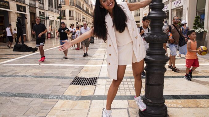 Nesh, la profesora irlandesa establecida en Málaga que se ha hecho viral en TikTok enseñando español a extranjeros, posa en la calle Larios de la capital y durante una entrevista con EFE asegura que la mejor forma de aprender un nuevo idioma es vivirlo "día a día". EFE/Jorge Zapata.
