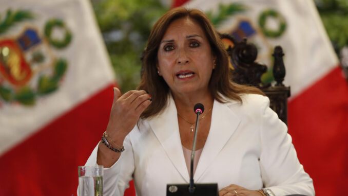 Fotografía de archivo en la que se registró a la presidenta de Perú, Dina Boluarte, en Lima (Perú). EFE/Paolo Aguilar
