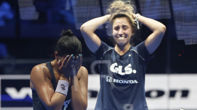 La argentina Delfina Brea (i) y la española Beatriz González (d) celebran la victoria ante las españolas Ariana Sánchez y Paula Josemaría, al término de la final femenina del Madrid Premier Padel celebrado este domingo en la capital. EFE/Sergio Pérez
