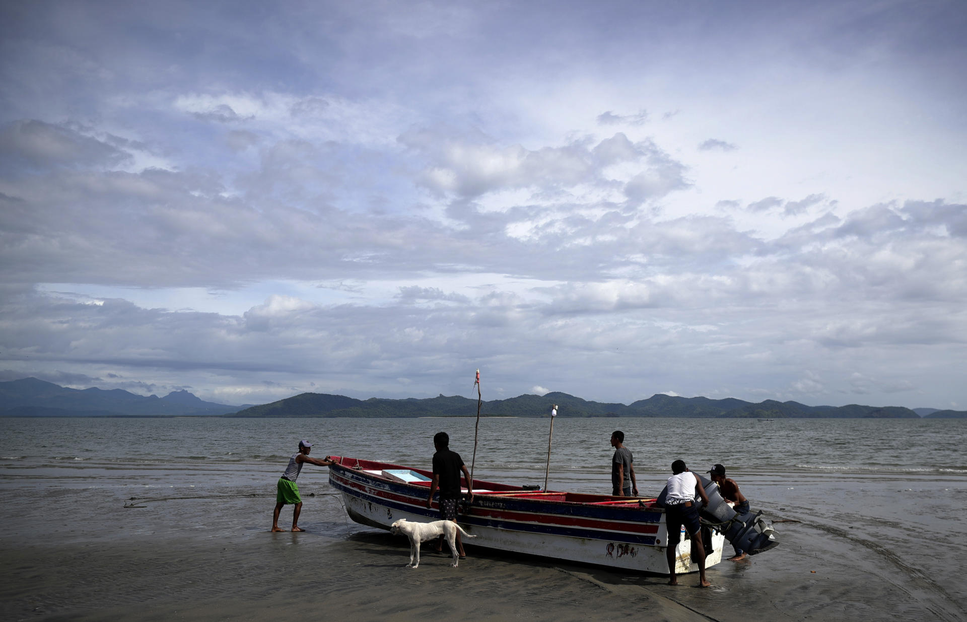 Pescadores trabajan hoy en las costas del pueblo pesquero de Punta Chame (Panamá). EFE/Bienvenido Velasco
