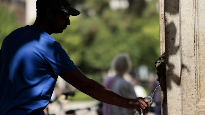 Un hombre rellena una botella de agua en una fuente pública cuando, según la Agencia Estatal de Meteorología (Aemet), las temperaturas subirán, las máximas de forma notable en la mitad sur de Alicante, y se alcanzarán valores significativamente elevados en el interior de Castellón, en Valencia y en Alicante, con valores de 42 grados en el extremo sur y de 38-40 en el interior. EFE/Ana Escobar
