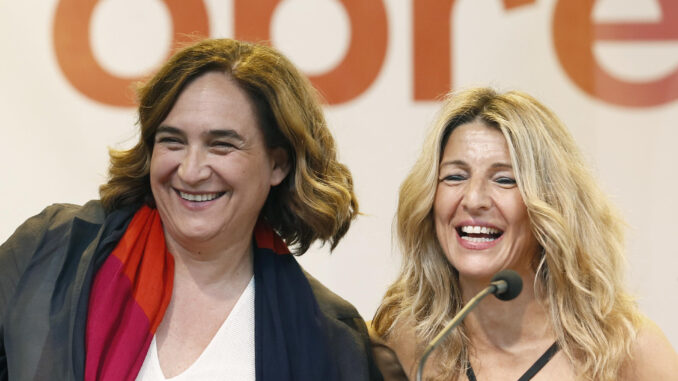 La vicepresidenta segunda del Gobierno y líder de Sumar, Yolanda Díaz (d), y la exalcaldesa de Barcelona, Ada Colau, durante el acto de cierre de campaña de las elecciones del 28M en Barcelona. EFE/Andreu Dalmau
