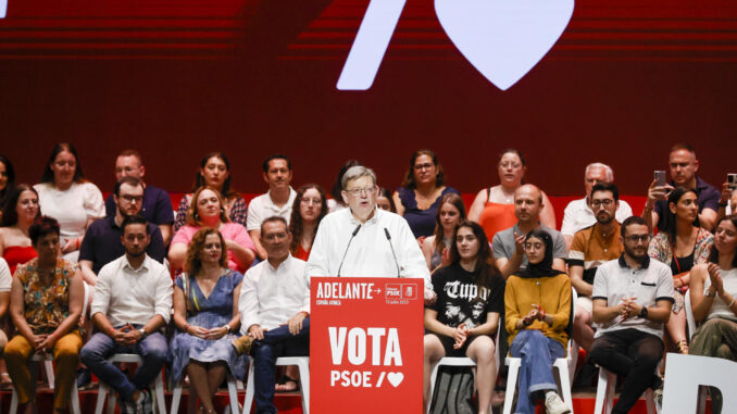 El presidente de la Generalidad Valenciana Ximo Puig, este sábado durante el mitin que ha organizado el PSOE en la ciudad de Valencia, al que asiste el presidente del Gobierno Pedro Sánchez. El PSOE afronta una última semana de campaña que considera "decisiva" para tratar de recuperar la tendencia positiva con la que arrancó la contienda electoral, y por ello redoblará sus esfuerzos estos días con el objetivo de lograr una movilización "masiva" el 23J para que gane la izquierda.- EFE/ Kai Forsterling
