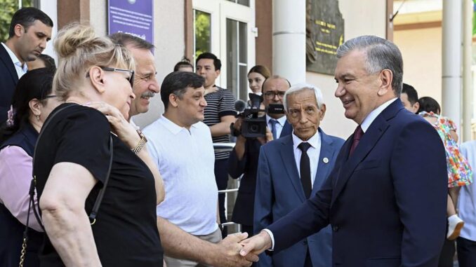 El presidente uzbeko, Shavkat Mirziyóyev (dcha), saluda a varios ciudadanos a su llegada a un colegio electoral en Taskent, Uzbekistán, el 9 de julio de 2023. EFE/EPA/UZBEKISTAN PRESIDENT PRESS SERVICE / HANDOUT HANDOUT EDITORIAL USE ONLY/NO SALES HANDOUT EDITORIAL USE ONLY/NO SALES
