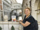 La escritora Megan Maxwell posando con uno de sus libros en uno de los puentes de la ciudad italiana de Venecia. EFE/ Editorial Planeta/Carlos Ruiz