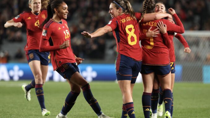 Teresa Abelleira de España (2da-D) celebra con sus compañeras tras marcar el 1-0 en el partido de fútbol del grupo C de la Copa Mundial Femenina de la FIFA entre España y Zambia, en Auckland , Nueva Zelanda. EFE/EPA/HOW HWEE YOUNG
