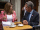 La nueva presidenta de Cantabria, María José Sáenz de Buruaga, conversa con su antecesor, Miguel Ángel Revilla, mientras toman un café este jueves en Santander. EFE/Pedro Puente Hoyos