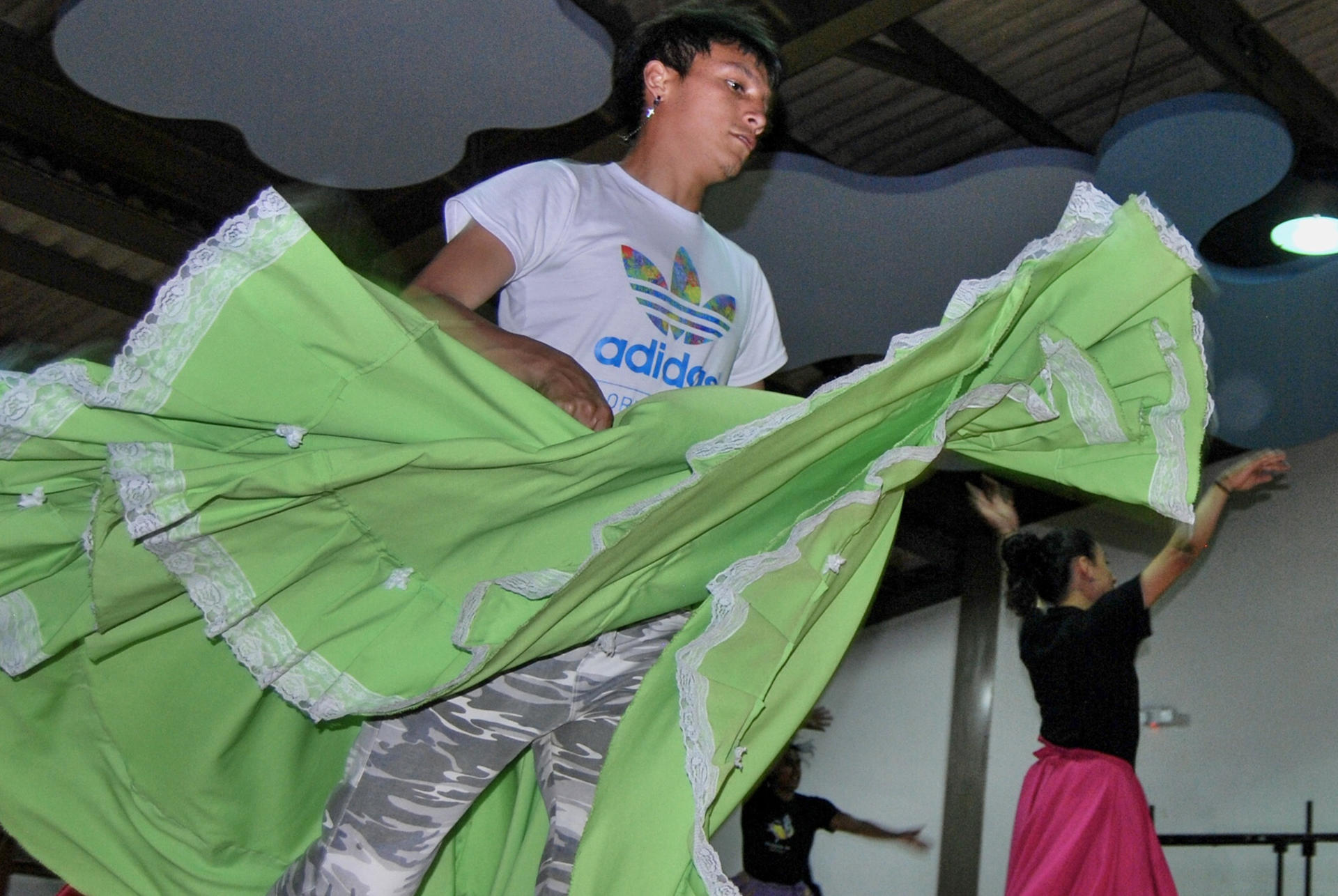 Integrantes de Ecuador de Colores, la primera agrupación ecuatoriana de danza y folclor transformista del país, realizan un ensayo el 27 de junio de 2023, para preparar una actuación con motivo de las festividades del mes del Orgullo, en Quito (Ecuador). EFE/Fernando Gimeno
