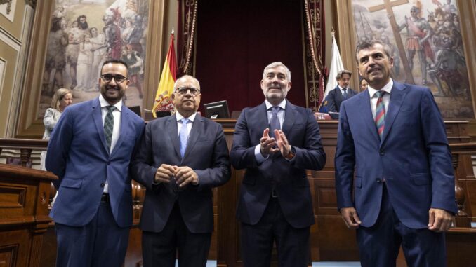 El recién nombrado presidente de Canarias, Fernando Clavijo, (2d) posa con el presidente del PP en las islas , Manuel Domínguez (d); con Casimiro Curbelo (2i) de la Agrupación Socialista Gomera y con Raúl Acosta (i) de la Agrupación Herreña Independiente (i), formaciones que han suscrito el nuevo pacto de Gobierno en Canarias. EFE/Miguel Barreto
