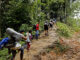 Migrantes venezolanos suben una montaña con la intención de llegar a Panamá, en el Tapón del Darién (Colombia), en una fotografía de archivo. EFE/Mauricio Dueñas Castañeda