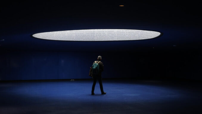 GRAF6024. MADRID, 11/03/2022.- Un hombre visita el monumento construido en homenaje a las víctimas de los atentados terroristas del 11M en Atocha. EFE/ Juan Carlos Hidalgo
