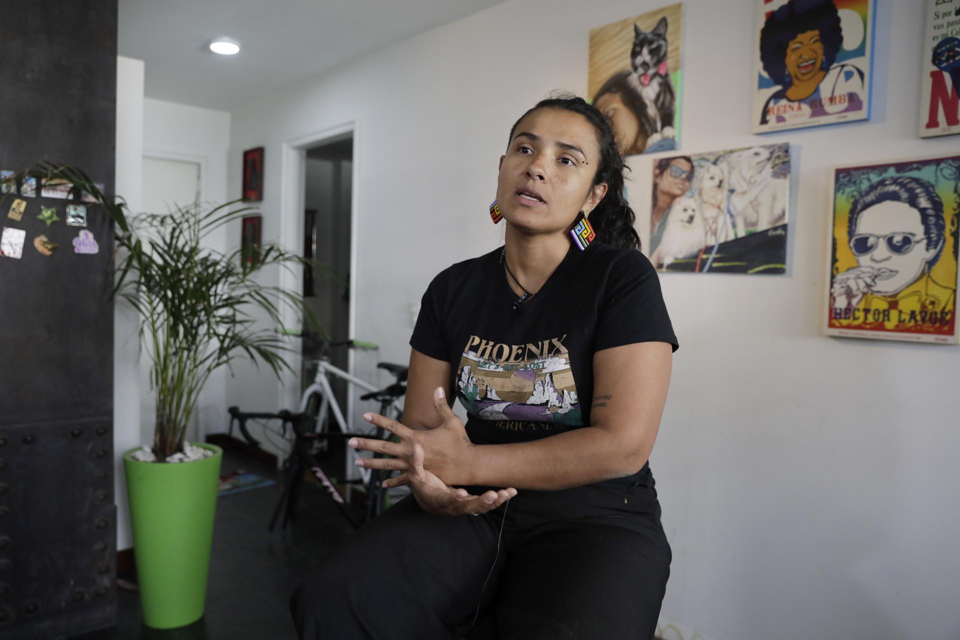 Alexa Rochi, exintegrante de la guerrilla de las FARC habla durante una entrevista con EFE en Bogotá (Colombia).  EFE/ Carlos Ortega
