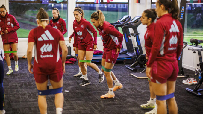La selección nacional femenina este martes durante el entrenamiento en Auckland, donde ultima su preparación para el Mundial de Australia y Nueva Zelanda, que empieza el 20 de julio.EFE/Pablo García/RFEF

