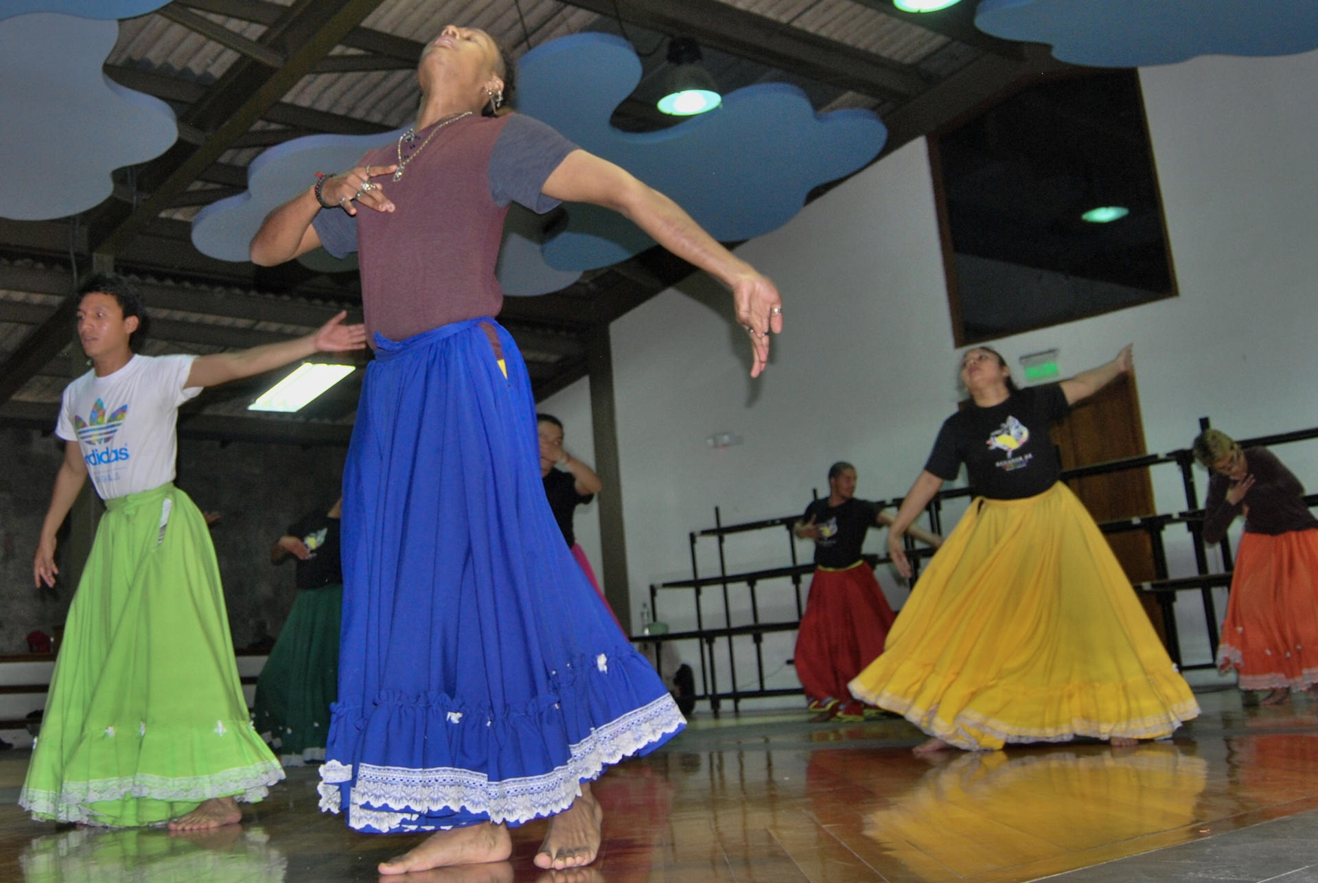 Integrantes de Ecuador de Colores, la primera agrupación ecuatoriana de danza y folclor transformista del país, realizan un ensayo para preparar una actuación con motivo de las festividades del mes del Orgullo, el 27 de junio, en Quito (Ecuador). EFE/Fernando Gimeno
