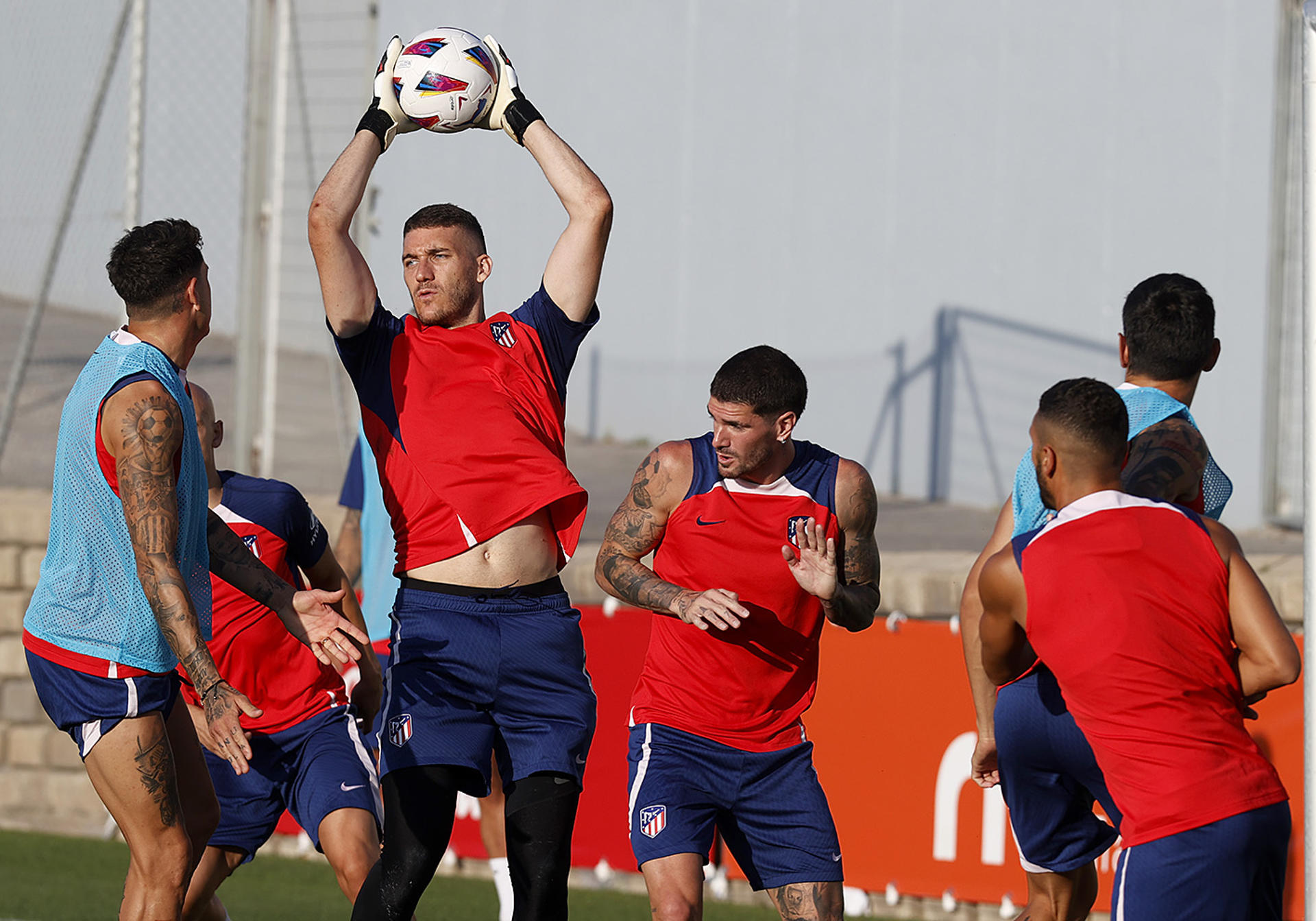 -El portero croata del Atlético de Madrid, Ivo Grbic, este viernes durante el entrenamiento en la ciudad deportiva Wanda en Majadahonda. EFE/Atlético de Madrid
