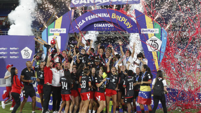 Jugadoras de Santa Fe celebran con el trofeo al ganar la final de la Liga Profesional femenina ante el América en el estadio Pascual Guerrero en Cali (Colombia). EFE/ Ernesto Guzmán Jr.
