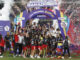 Jugadoras de Santa Fe celebran con el trofeo al ganar la final de la Liga Profesional femenina ante el América en el estadio Pascual Guerrero en Cali (Colombia). EFE/ Ernesto Guzmán Jr.