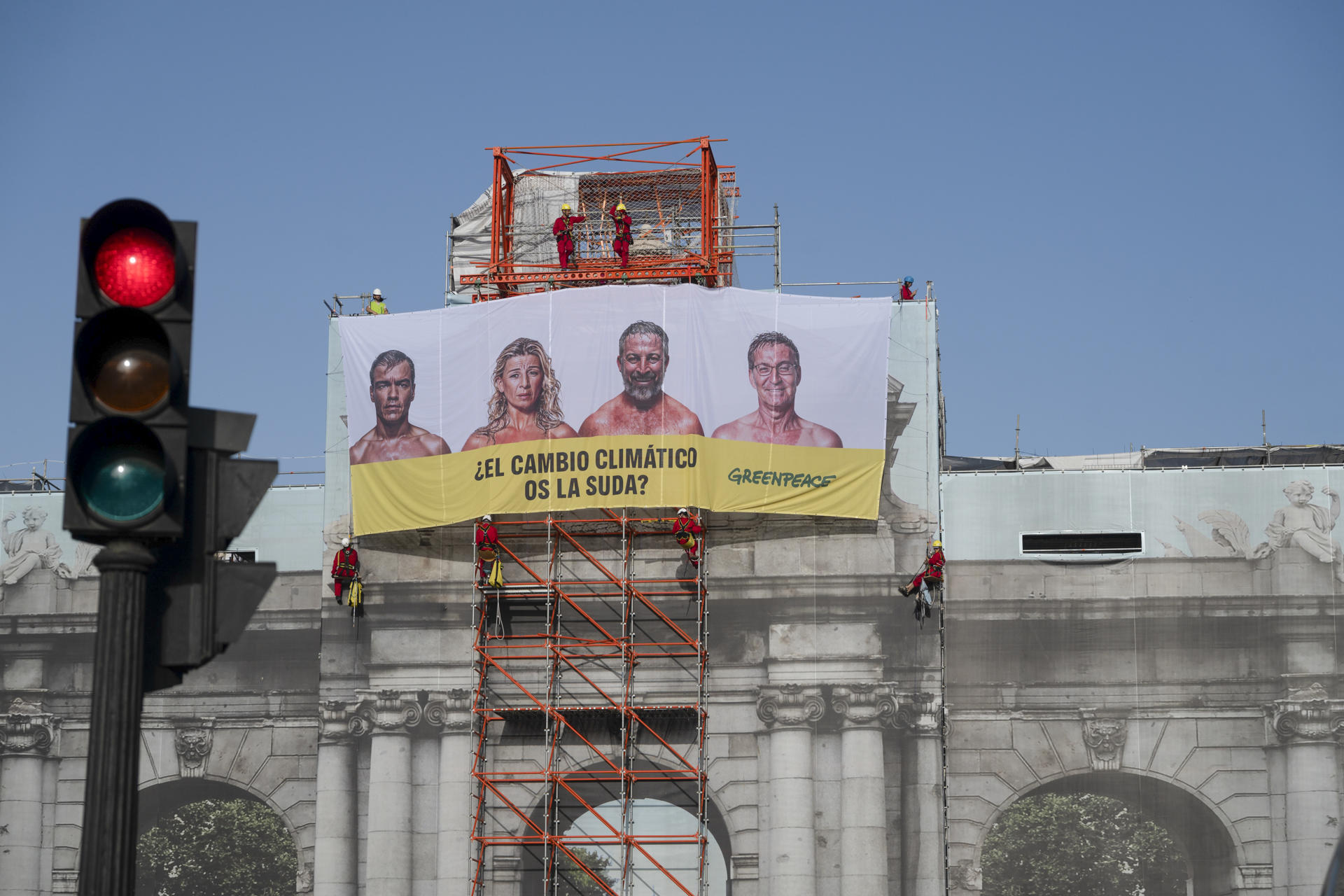 Activistas de Greenpeace han desplegado una lona en la emblemática Puerta de Alcalá de Madrid en la que preguntan a los principales candidatos a la presidencia del Gobierno, Pedro Sánchez (PSOE), Alberto Núñez Feijóo (PP), Santiago Abascal (Vox) y Yolanda Díaz (Sumar), si el cambio climático "se la suda". EFE/Fernando Villar
