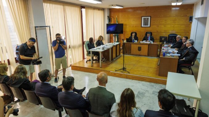 Vista de la sala del juzgado de Primera Instancia número 11 de Sevilla donde este martes ha comenzado el juicio en el que la Junta de Andalucía reclama casi 90 millones de euros a la empresa sueca Boliden por los daños ocasionados en el vertido tóxico de la mina de Aznalcóllar en abril de 1998.EFE/Julio Muñoz
