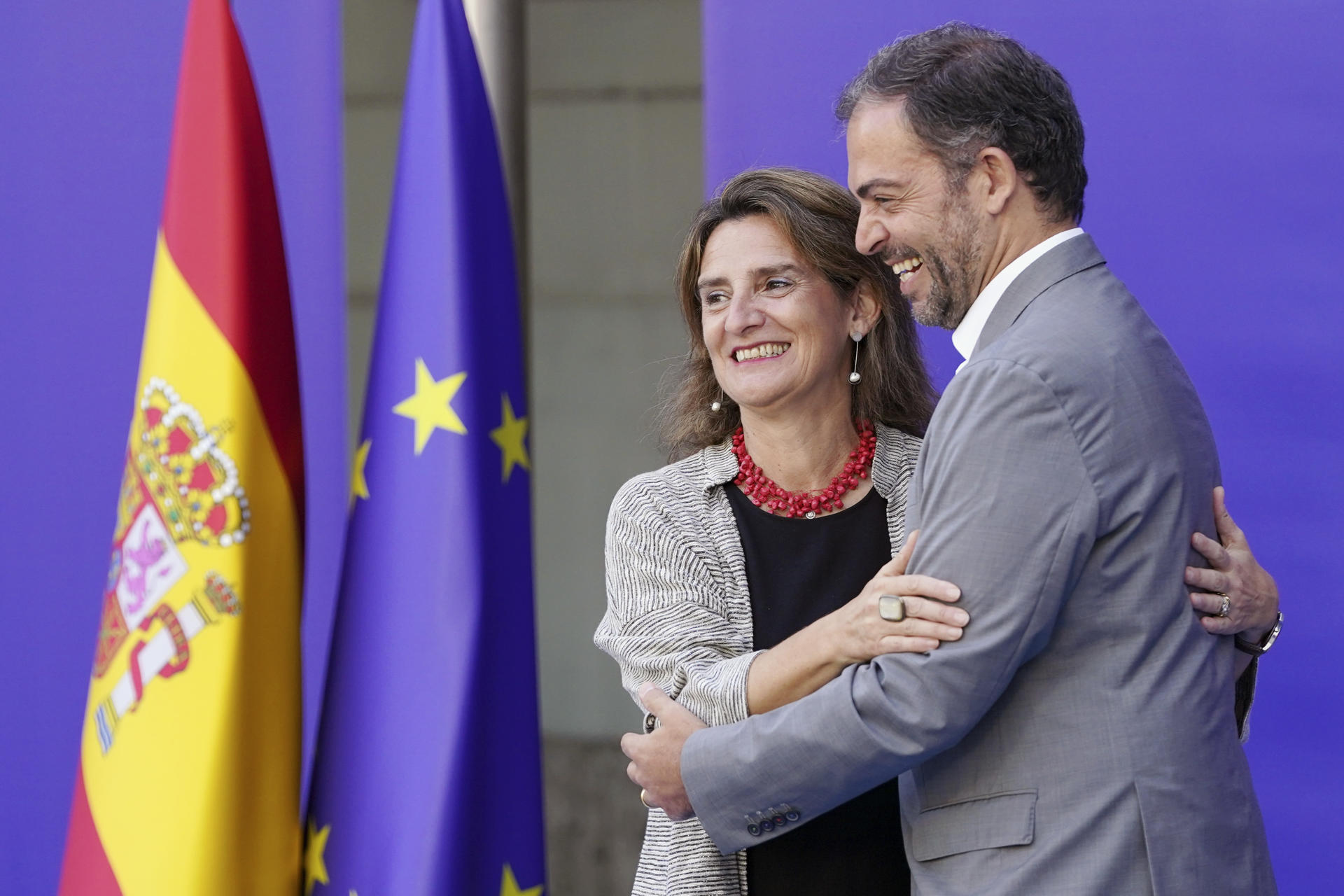 La vicepresidenta tercera del Gobierno de España y ministra para la Transición Ecológica y el Reto Demográfico, Teresa Ribera (i), con el ministro de Medio Ambiente y Acción Climática de Portugal, Duarte Cordeiro (d). durante la reunión de los ministros de Medio Ambiente y Energía de la Unión Europea que se celebra este lunes en Valladolid organizada bajo la presidencia española del Consejo de Europa para abordar el rumbo comunitario en estas materias. EFE/Nacho Gallego
