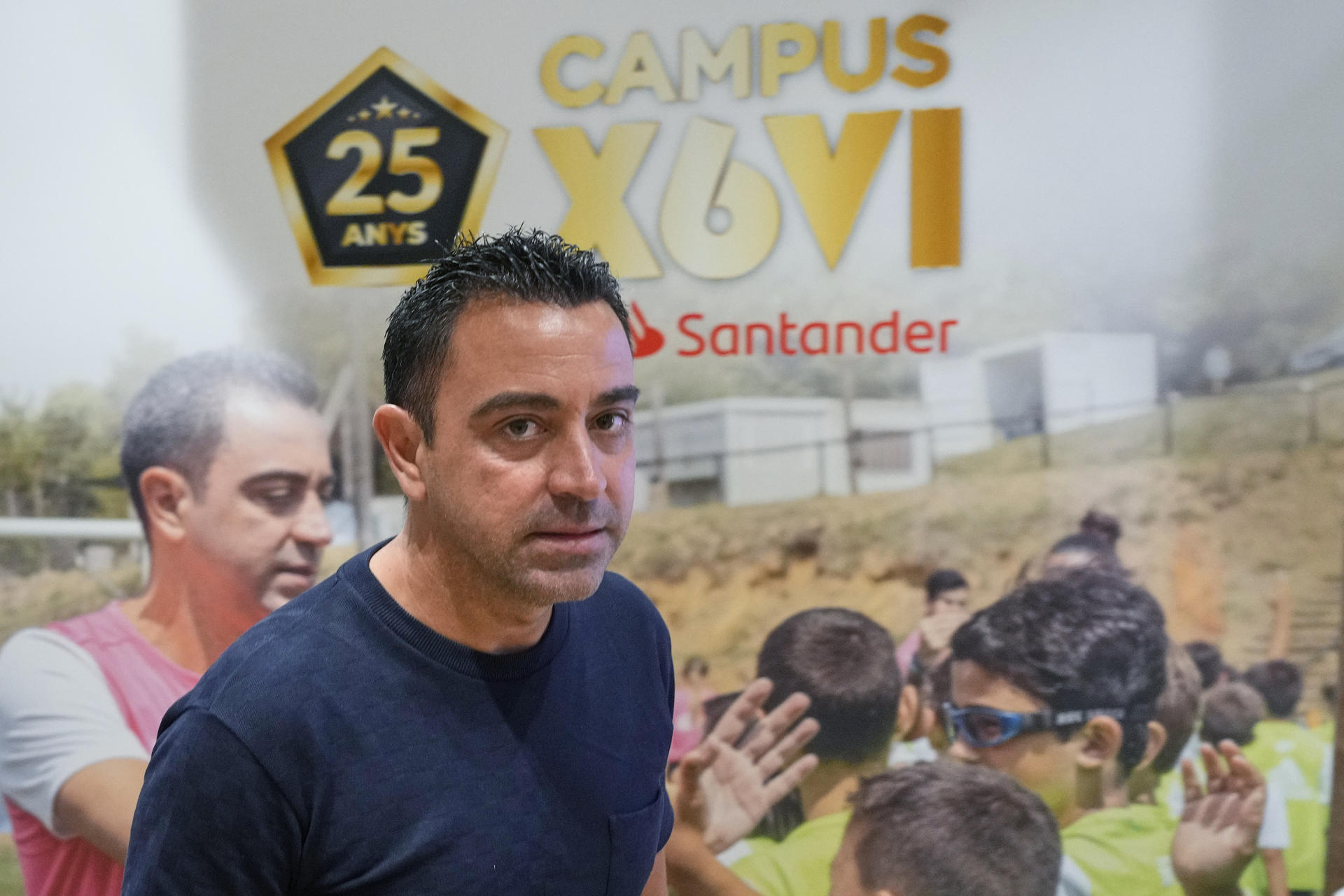 El entrenador del FC Barcelona, Xavi Hernández, durante el acto de presentación de su campus de verano para niños, en un momento en el que el campeón de Liga está incorporando nuevos fichajes. EFE/Alejandro García
