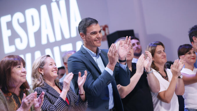 El secretario general del PSOE y presidente del Gobierno, Pedro Sánchez (c) junto a la vicepresidenta primera, Nadia Calviño (2i), y la presidenta socialista, Cristina Narbona (i), durante la presentación del programa electoral del PSOE para las elecciones generales, este viernes en Madrid. EFE/ Mariscal
