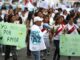 Cientos de personas marchan para pedir por la paz en el país hoy, en Lima (Perú). EFE/Paolo Aguilar