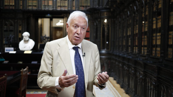 El eurodiputado español del Partido Popular, José Manuel García Margallo, durante una entrevista con la Agencia EFE en el contexto de la XV sesión plenaria ordinaria de la Asamblea Parlamentaria Euro-Latinoamericana, en la sede del Senado, en Madrid. EFE/David Fernández
