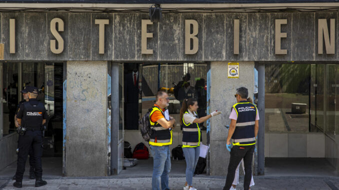 Agentes de la Policía Nacional investiga un homicidio en una tienda de ropa este lunes en Madrid. Una mujer de 61 años ha muerto apuñalada este lunes en el interior de la tienda de ropa que regentaba en la madrileña plaza de Tirso de Molina, en el distrito Centro de la capital, han informado a EFE fuentes policiales y de Emergencias Madrid. EFE/ Daniel González
