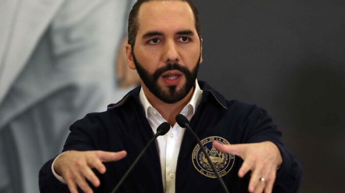 ES200 SAN SALVADOR (EL SALVADOR) 28/06/2022.- El presidente de El Salvador, Nayib Bukele habla hoy en San Salvador (El Salvador). El presidente de El Salvador, Nayib Bukele, dijo este martes que "debemos arreciar la guerra contra las pandillas" después de que tres elementos de la Policía Nacional Civil (PNC) fueron asesinados por pandilleros en el occidental departamento de Santa Ana. EFE/Miguel Lemus
