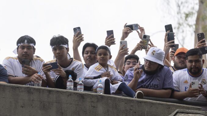 Los seguidores del Real Madrid FC se reúnen para echar un vistazo a los jugadores que llegan para el partido amistoso entre el Real Madrid y el AC Milan en el estadio Rose Bowl de Pasadena, California. EFE/EPA/ETIENNE LAURENT
