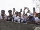 Los seguidores del Real Madrid FC se reúnen para echar un vistazo a los jugadores que llegan para el partido amistoso entre el Real Madrid y el AC Milan en el estadio Rose Bowl de Pasadena, California. EFE/EPA/ETIENNE LAURENT