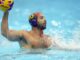 EL español Felipe Perrone Rocha en acción. La selección española masculina de waterpolo inició la defensa del título mundial con una victoria ante Serbia (14-16), en un partido que ofreció mejores sensaciones que las que destila el resultado final, puesto que a seis minutos para el final ganaba por 10-16. EFE/EPA/FRANCK ROBICHON