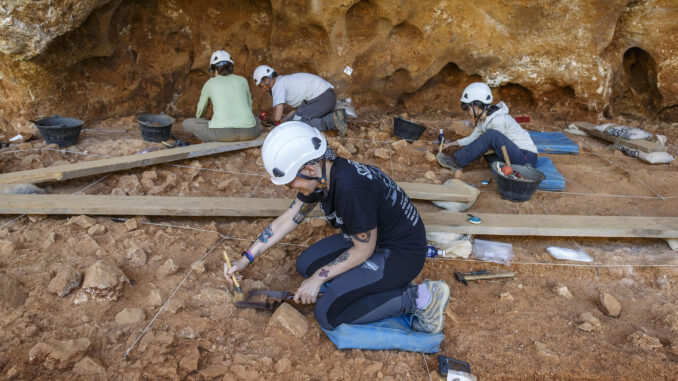 La Sima del Elefante, el yacimiento "secundario" de la sierra de Atapuerca (Burgos), centra las miradas en la campaña de excavaciones de 2023 ante el posible descubrimiento de nuevos restos que completen el rostro del primer europeo, de nombre Pink, hallado el pasado verano. EFE/ Santi Otero
