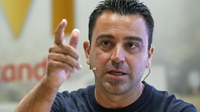 El entrenador del FC Barcelona, Xavi Hernández, durante el acto de presentación de su campus de verano para niños, en un momento en el que el campeón de Liga está incorporando nuevos fichajes. EFE/Alejandro García
