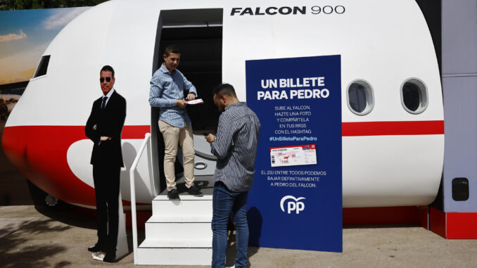 El PP coloca una maqueta del Falcon en la Plaza de Colón en Madrid como parte de su campaña electoral con el lema "Un billete para Pedro", este miércoles en Madrid. EFE/ Rodrigo Jimenez
