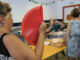 Una mujer se abanica por el intenso calor mientras espera su turno para votar en el colegio elecotral del IES La Condomina en San Juan, Alicante, durante la jornada electoral del 23J. EFE/Pablo Miranzo