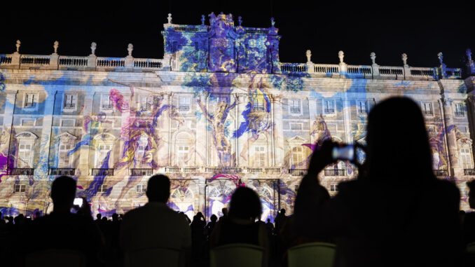 MADRID, 26/07/2023.- Imagen del "videomapping" que se ha proyectado hoy miércoles en la Plaza de la Armería del Palacio Real de Madrid, uno de los actos organizados por Patrimonio Nacional tras la inauguración de la Galería de las Colecciones Reales. EFE / Rodrigo Jiménez.