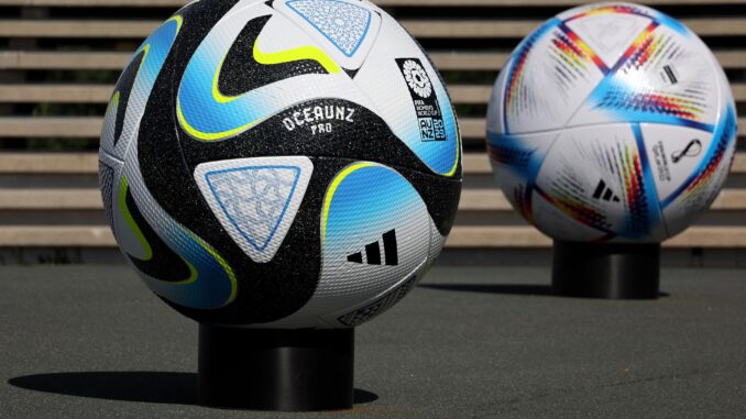 Réplica del balón oficial del Mundial de Fútbol de Australia y Nueva Zelanda, del 20 de julio al 20 de agosto. EFE/EPA/ANNA SZILAGYI
