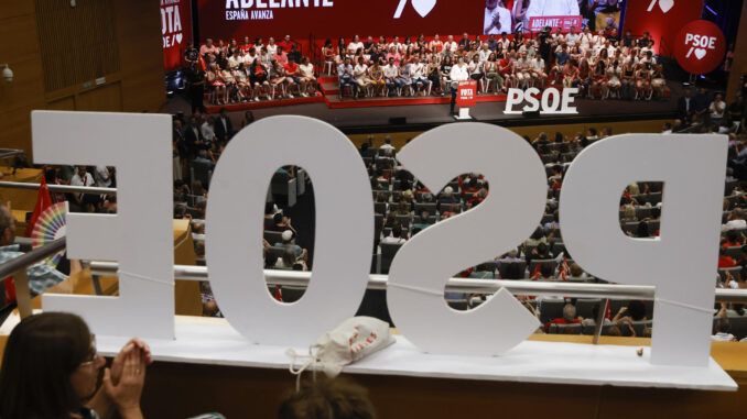 El presidente de la Generalidad Valenciana Ximo Puig, este sábado durante el mitin que ha organizado el PSOE en la ciudad de Valencia, al que asiste el presidente del Gobierno Pedro Sánchez. EFE/Kai Forsterling
