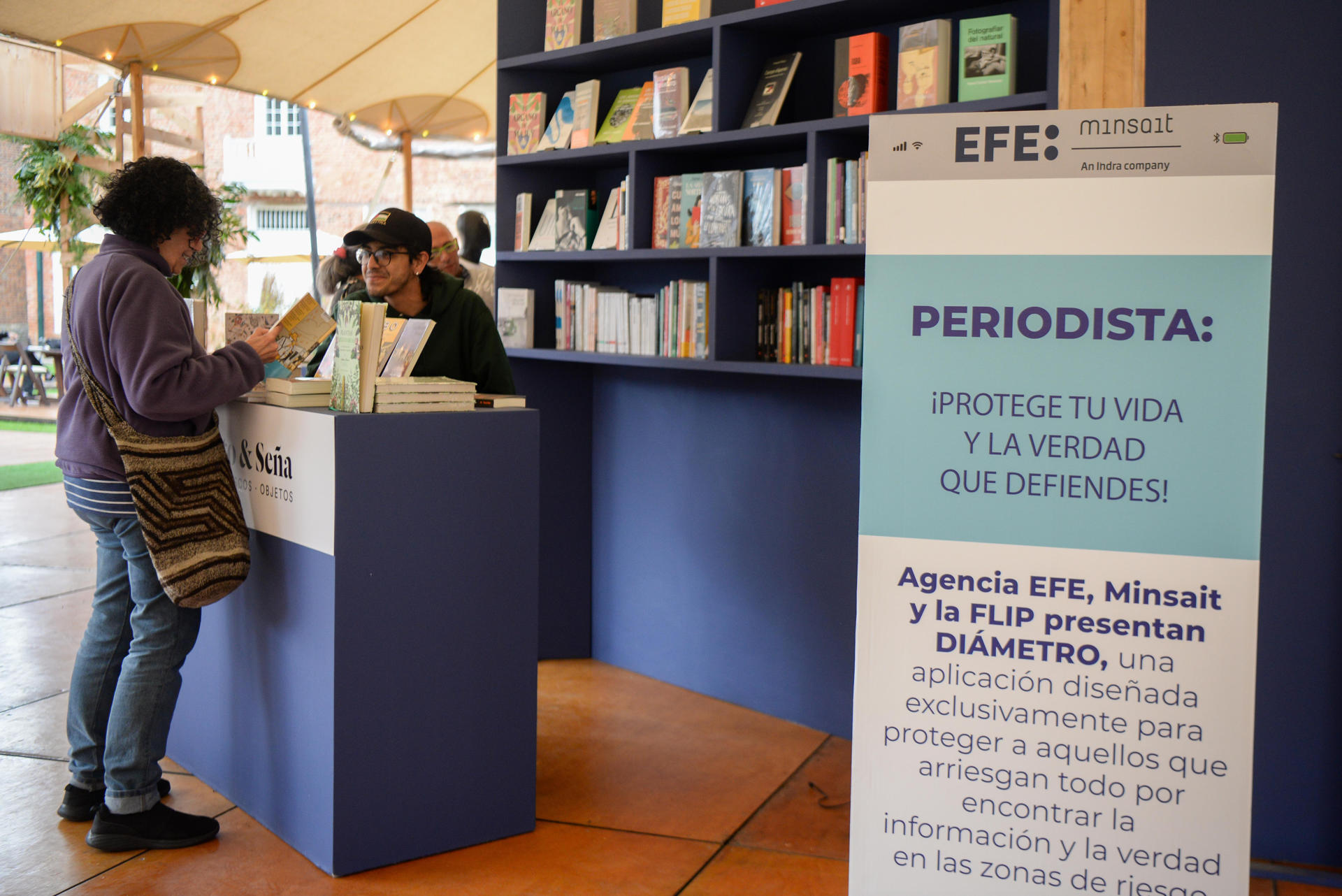 Personas asisten al primer día del Festival Gabo hoy, en Bogotá (Colombia). EFE/ Vannessa Jiménez
