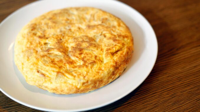 Imagen de archivo de una tortilla de patatas. EFE/Cabalar