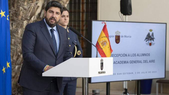 El presidente en funciones del gobierno de Murcia Fernando López Miras este lunes en el Palacio de San Esteban. EFE/Marcial Guillén
