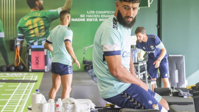 El delantero del Real Betis Fekir, durante los reconocimientos médicos con los que arranca el cuarto proyecto del entrenador chileno Manuel Pellegrini a la plantilla que se prolongarán esta tarde y la mañana del miércoles antes de viajar a Wolfsburgo (Alemania) para una primera concentración entre el 5 y el 15 de julio. EFE/ Raúl Caro.
