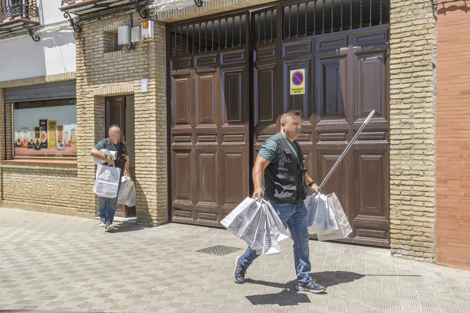 Efectivos de la Guardia Civil recogen pruebas de la vivienda de la localidad sevillana de Utrera donde ha sido encontrado esta pasada madrugada el cadáver de una joven nicaragüense de 22 años, con un fuerte golpe en la cabeza en un posible caso de violencia machista. EFE/ Raúl Caro.
