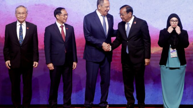 El ministro de Exteriores ruso, Serguéi Lavrov, (c), junto a jefes de la diplomacia de la Asociación de Naciones del Sudeste Asiático (ASEAN) reunidos en Yakarta hoy 13 de julio de 2023.EFE/EPA/ADI WEDA / POOL
