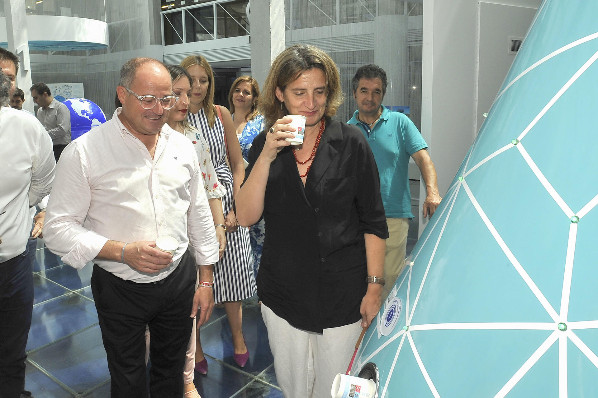 La ministra para la Transición Ecológica, Teresa Ribera, junto a Emilio Sáez, candidato socialista al Congreso, durante su visita este jueves, al Centro de Interpretación del Agua de Albacete. EFE/ Manu
