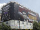 Una gran lona de la empresa Desokupa cubre un edificio en la calle Atocha de Madrid, este lunes. EFE/ J.P. Gandul